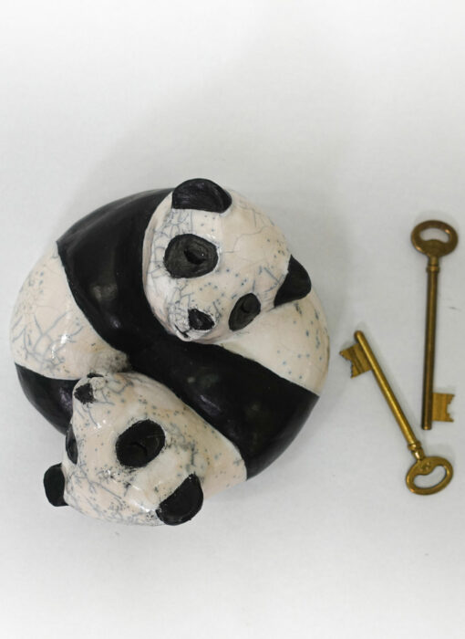 Embracing pandas The two of us - Pandas Nous Deux 1 - artiste Bennie - raku -