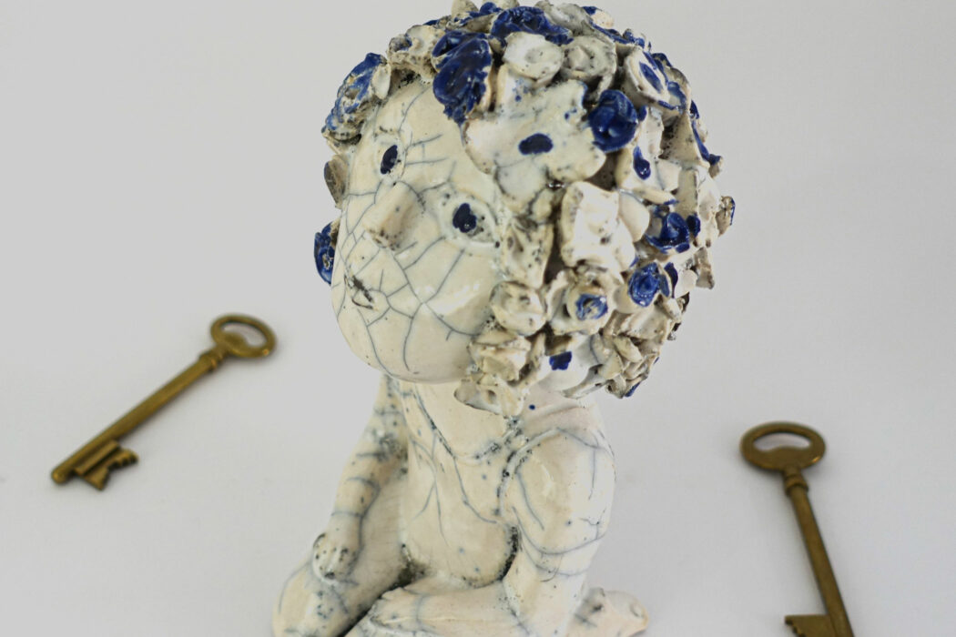 Petite fille Fleurs - Bennie - objet d’art - œuvre contemporaine - céramique