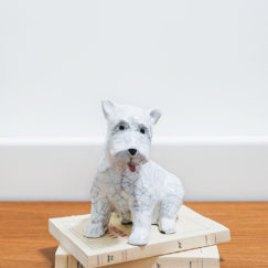 Chiot assis 3 - sitting puppy 3 ceramic - Bennie - céramique contemporaine - mise en situation