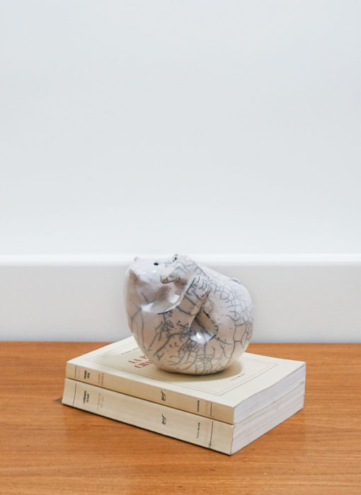 Ourson Sur Le Dos - Teddy Bear On The Back ceramic - Bennie - céramique contemporaine - profil